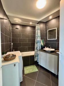 3 chambres, 3 Balcons, belle vue, parking, clim