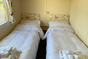 Caravan - Sleeps 4 - Pet friendly - Parking