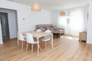 Brand-New 2-Bedroom Apartment, 500m from the Beach