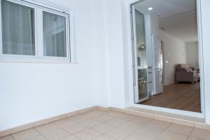 Brand-New 2-Bedroom Apartment, 500m from the Beach