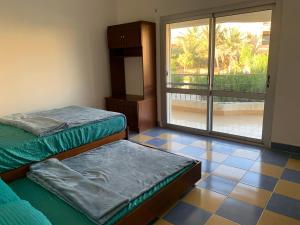Beach Front Villa - Sea View - Ain Sokhna Red Sea فيلا على الشاطئ - إطلالة على البحر - الطابق الأرضي مع حديقة