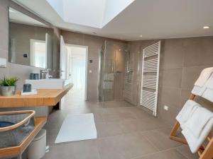 KIANA - Apartment Baska mit Dachterrasse, Meerblick sowie große Poolarea