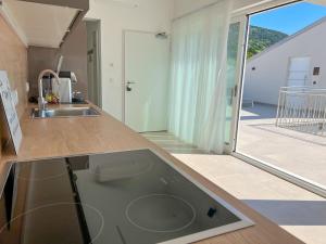 KIANA - Apartment Baska mit Dachterrasse, Meerblick sowie große Poolarea