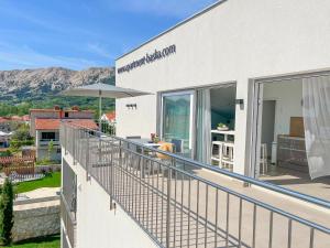 KIANA - Apartment Baska mit Dachterrasse, Meerblick sowie große Poolarea