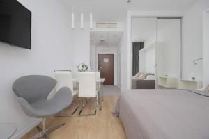 Kasprzaka Air-conditioned Studio with Balcony by Noclegi Renters