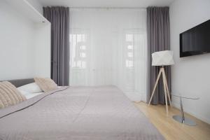 Kasprzaka Air-conditioned Studio with Balcony by Noclegi Renters