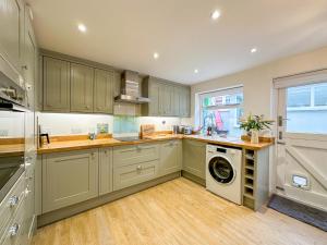 NEW - Luxury Cawsand Cottage, Steps from the Beach