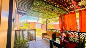 Chateau La Princesa with cozy garden & bar