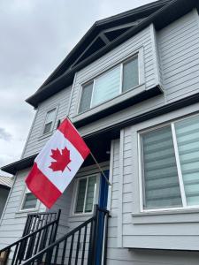 Quiet, cozy 2BR1BA private entry suite near Skytrain