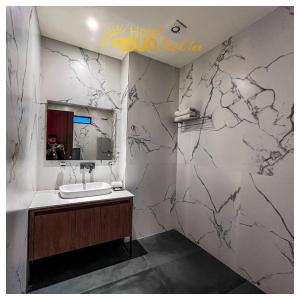 887 PT AC Hotel in Barnala