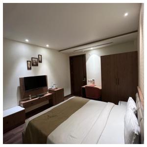 887 PT AC Hotel in Barnala