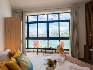 Shoreline Hideaway - Cross Over to the Beach!