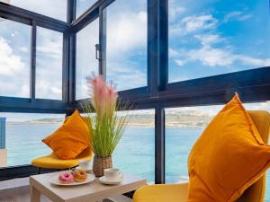 Shoreline Hideaway - Cross Over to the Beach!