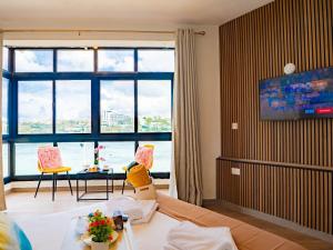 Shoreline Hideaway - Cross Over to the Beach!