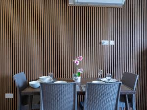 Shoreline Hideaway - Cross Over to the Beach!