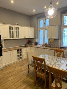 3 Bedroom Spacious Cozy Apartment in Center