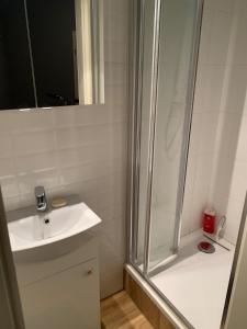 3 Bedroom Spacious Cozy Apartment in Center