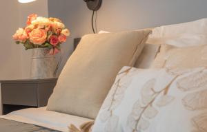 Perugia urban retreat and Light Sauna on king bed