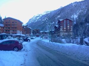 Studio Confort à Valfréjus - Proche Télécabine et Commerces - FR-1-561-66