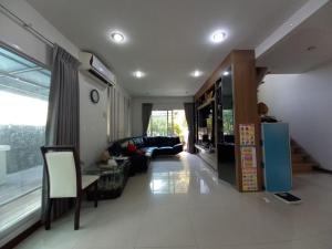 Spacious Entire House with shared Fitness Room and Shared Indoor Pool in club