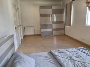 Spacious Entire House with shared Fitness Room and Shared Indoor Pool in club