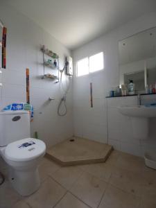 Spacious Entire House with shared Fitness Room and Shared Indoor Pool in club