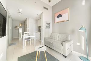 Stylish 1BR w Pool View | Heart of Business Bay