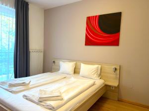 Prime Stay - Modern 1 Bedroom Apartment with 2 Balcony & Parking Included