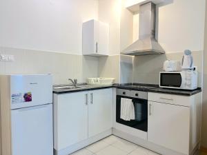 Prime Stay - Modern 1 Bedroom Apartment with 2 Balcony & Parking Included