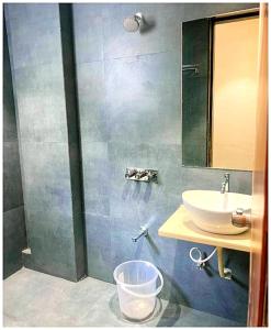 Hotel Rudraksh Palace ! near Sai baba mandir & Main places - Premium Family Rooms with Fully Air Conditioned and Free Wi-Fi ! Best Facilities Hotel