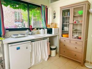 Charming riverside Independent Cottage with garden near Paris and Disneyland