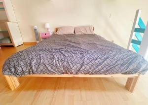 Charming riverside Independent Cottage with garden near Paris and Disneyland