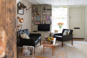 Smugglers Cottage - Unique Old Town Stay