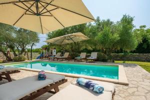 Traditionelles istrisches Haus mit privatem Pool und großem Garten - Ubytování bez kategorie ve městě Rakalj