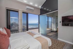 Luxury Penthouse at The Waves - Breathtaking Views