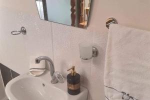 Central 1 Bed w Balcony Sea Views & Roof Terrace