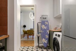 Elysia - Crafted 2-Bedroom Apt & Balcony in Athens