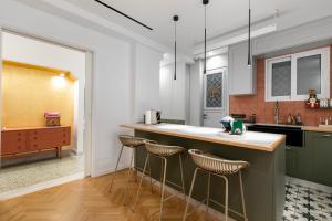 Elysia - Crafted 2-Bedroom Apt & Balcony in Athens