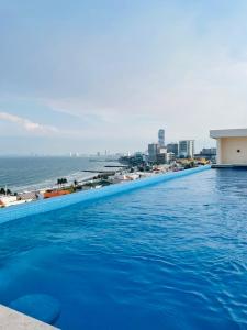 Luxury 2-Bedroom Apartment with amazing view - Infinity Pool and Rooftop in Building