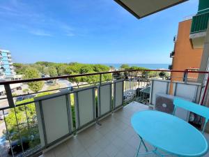 Bright and colorful studio with sea view