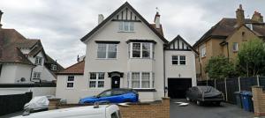 Bright 2-Bed Flat with Free Parking near Whetstone