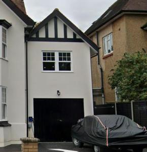 Bright 2-Bed Flat with Free Parking near Whetstone