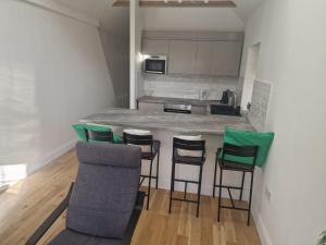 Bright 2-Bed Flat with Free Parking near Whetstone