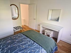 Bright 2-Bed Flat with Free Parking near Whetstone