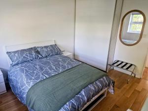 Bright 2-Bed Flat with Free Parking near Whetstone