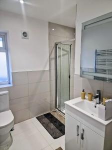 Bright 2-Bed Flat with Free Parking near Whetstone