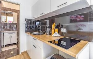 2 Bedroom Cozy Apartment In Banjole 