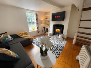 The Holts - Charming 2 Bed Cottage