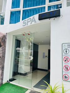 林荫大道公寓Grand Avenue codon 超大泳池 素质极高的公寓