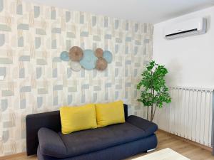 Prime Stay - Deluxe 1 Bedroom Apartment with Balcony